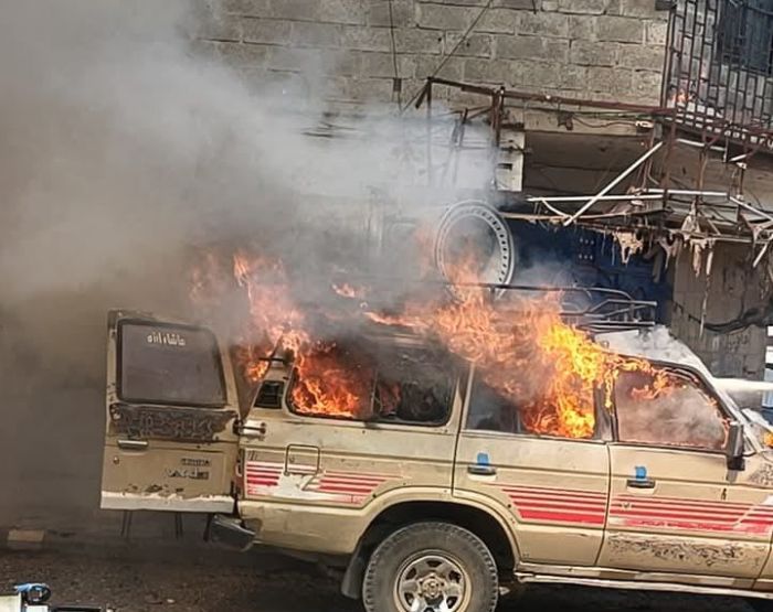 حريق يلتهم سيارة في تعز ويصيب مواطناً وسط استمرار حوادث أسطوانات الغاز