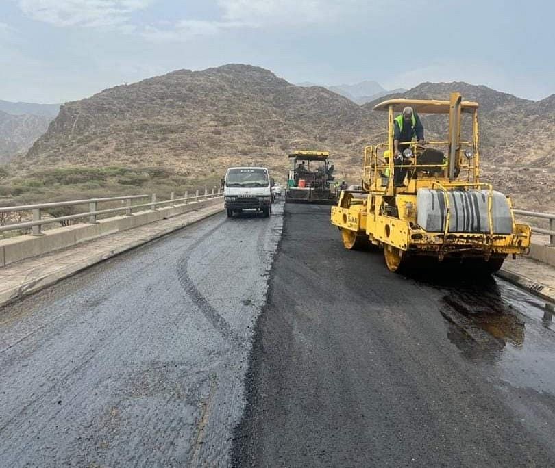 بدء سفلتة جسر وادي بنا في لحج بتمويل من صندوق الطرق