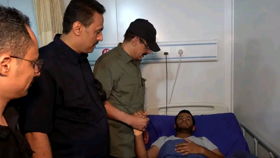 أمين عام سياسي المقاومة الوطنية يتفقد جرحى الهجمات الحوثية على المخا والخوخة ويؤكد استمرار رعايتهم
