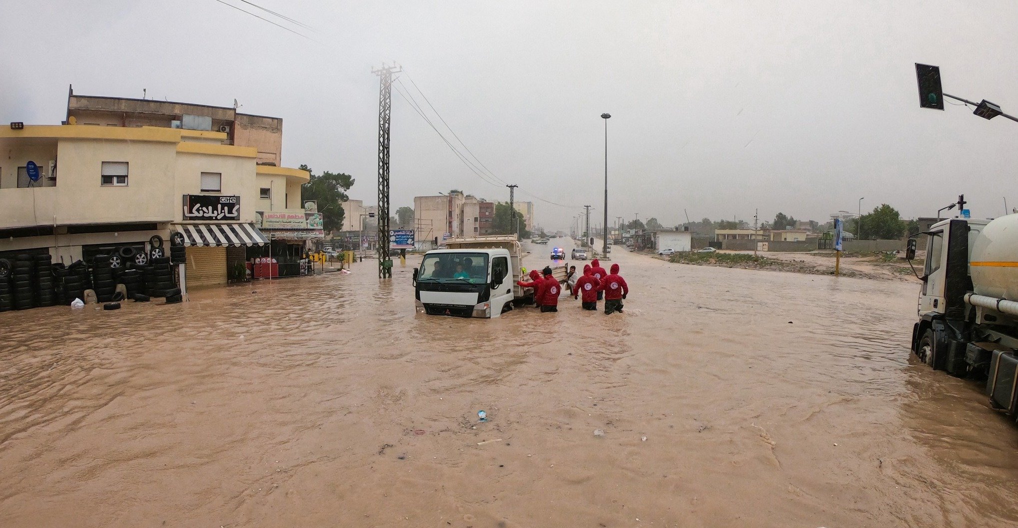 ليبيا.. السيول تحاصر مدينة وأخرى تعلن فقدان السيطرة