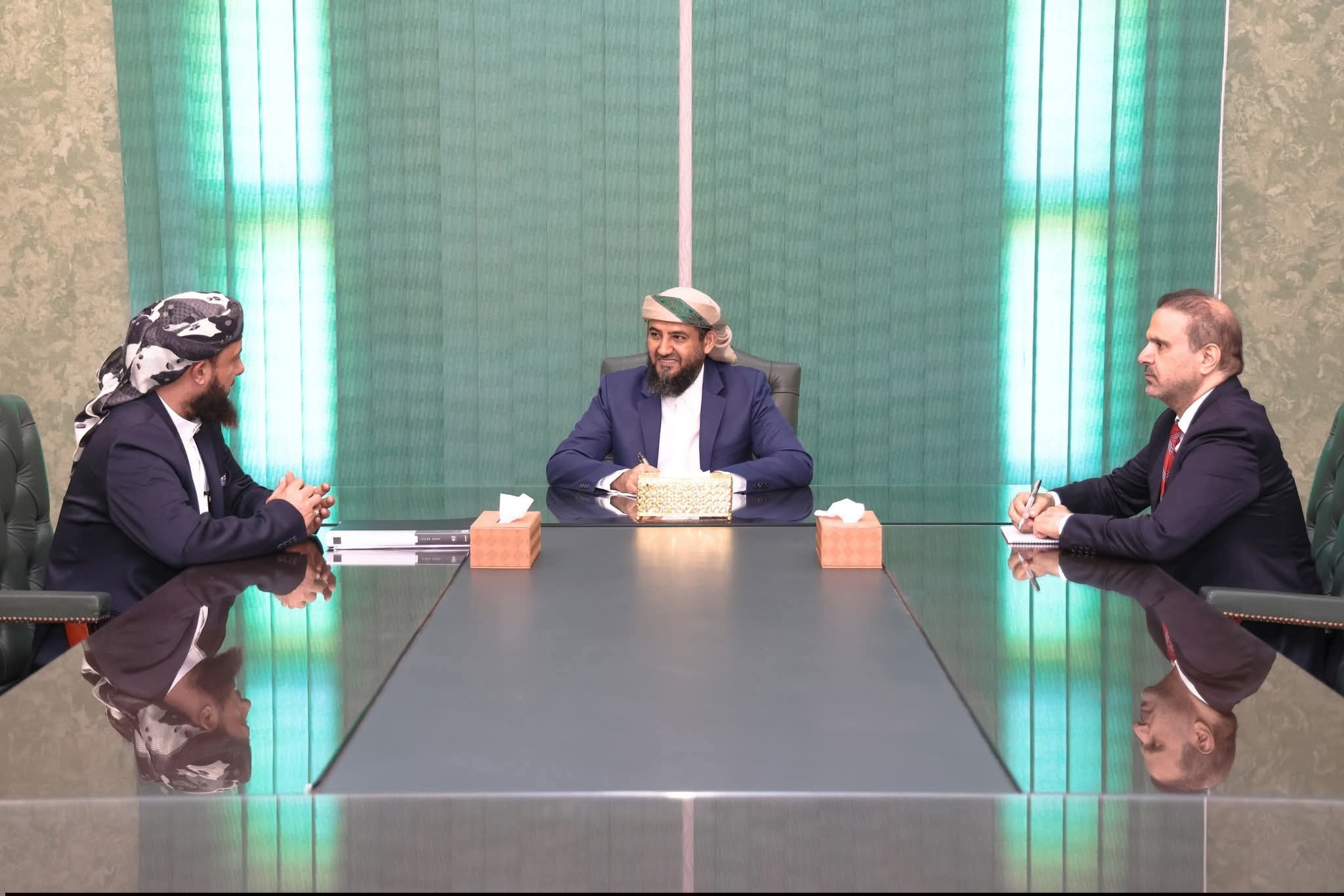 المحرمي يطلع على أداء وزارة الأوقاف ويؤكد على تعزيز التسامح والوسطية