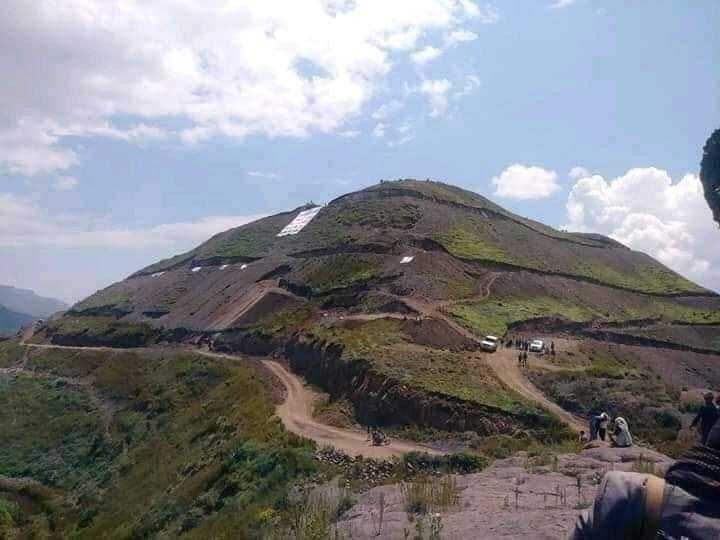 قيادي حوثي ينحدر من عمران يدعي ملكية جبل في إب