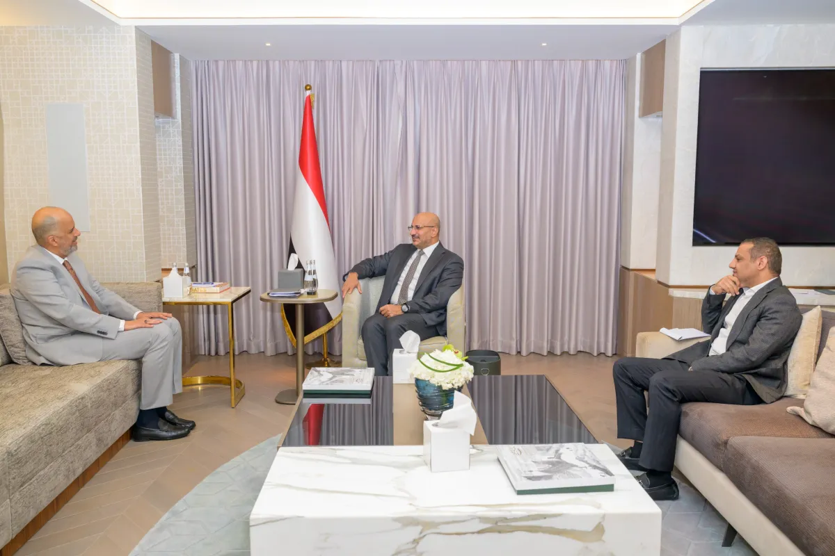 طارق صالح يلتقي وزير المالية في الرياض ويؤكد أولوية الاستقرار المالي والتعافي الاقتصادي