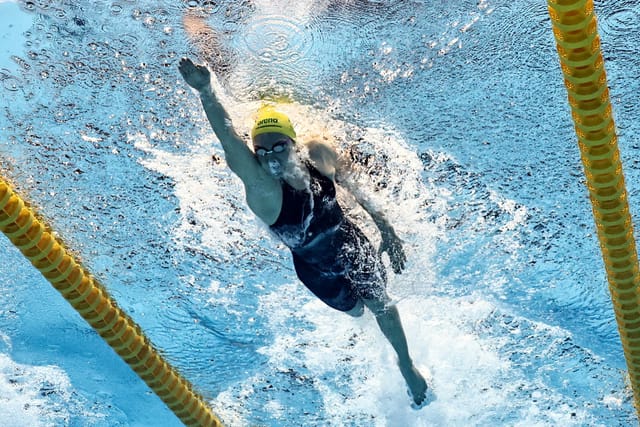 السبّاحة الأسترالية تيتموس تُحطّم الرقم العالمي في 200 م سباحة حرّة