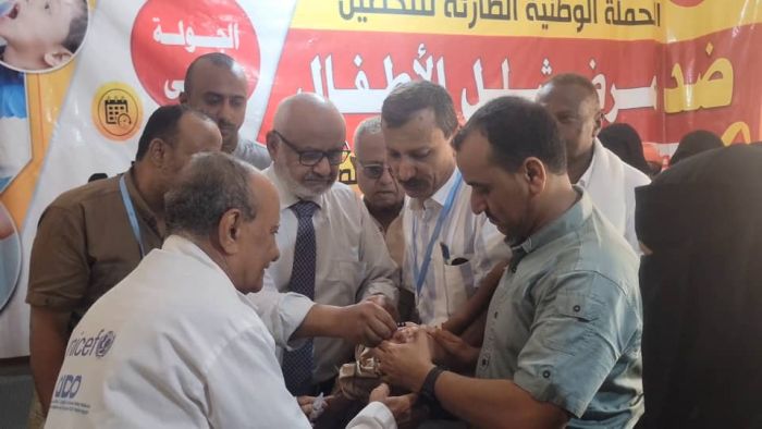 محافظ الحديدة يدشن الجولة الأولى من حملة تطعيم الأطفال بالمناطق المحررة
