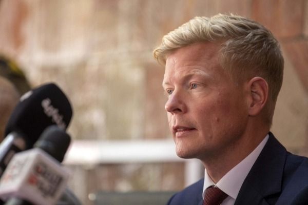 المبعوث الأممي يحذر: احتجاز الحوثيين لموظفي الأمم المتحدة يعرقل إيصال المساعدات