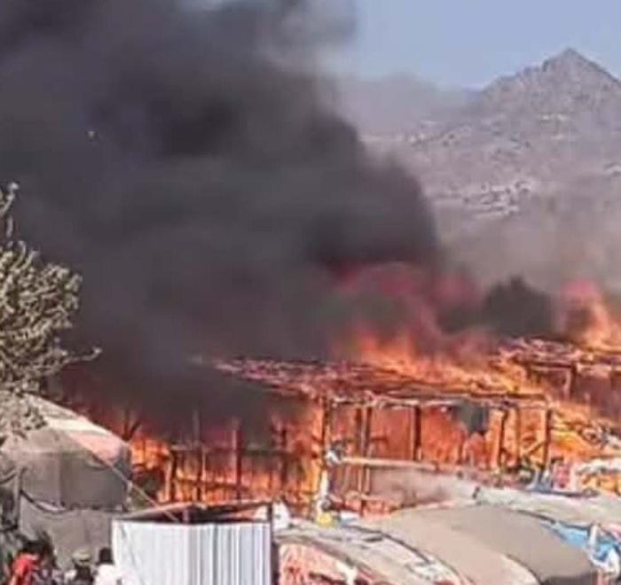 احتراق مخيم للاجئين الأفارقة في قعطبة والناجون يواجهون البرد في العراء