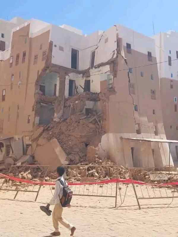 انهيار منزل تاريخي في شبام حضرموت دون وقوع إصابات (صور)
