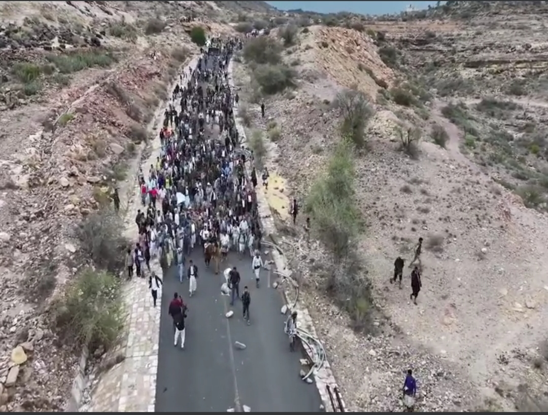 مسرحية هزلية.. مليشيا الحوثي تفتح طريقا ترابيا ونيران المشتركة ترد على استفزازتها العسكرية