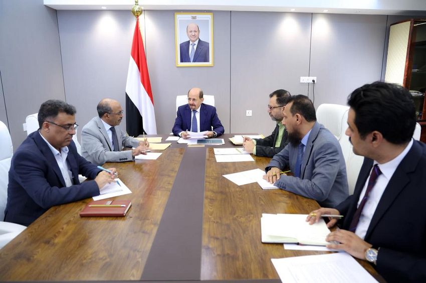 رئيس مجلس الوزراء يترأس اجتماع لجنة إدارة الأزمات في عدن لبحث أوضاع الخدمات الأساسية