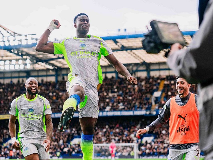 مانشستر سيتي يضرب تشيلسي بثلاثية ويواصل مطاردة آرسنال