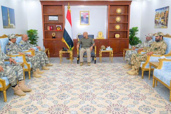  طارق صالح يبحث مع رئيس مصلحة خفر السواحل تعزيز الأمن البحري اليمني