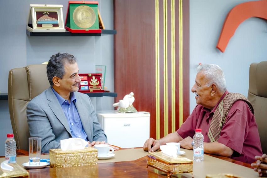 محافظ عدن يكرّم الأديب الكبير محمد ناصر شراء بدرع الوفاء والإبداع