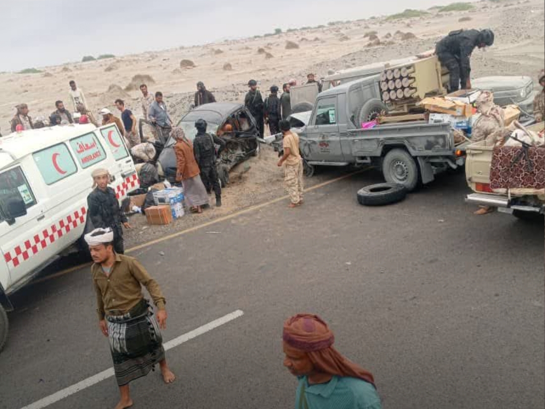 أبين.. وفاة شخص وإصابة أربعة في حادث سير مروّع