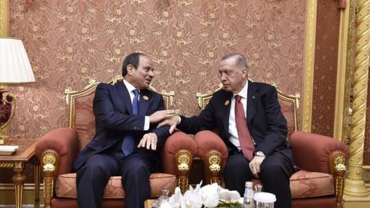 لأول مرة منذ 12 عاماً.. الرئيس التركي يصل إلى مصر للقاء السيسي