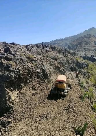 قصف معدات شق طريق جبلي في تعز يشعل احتجاجات شعبية