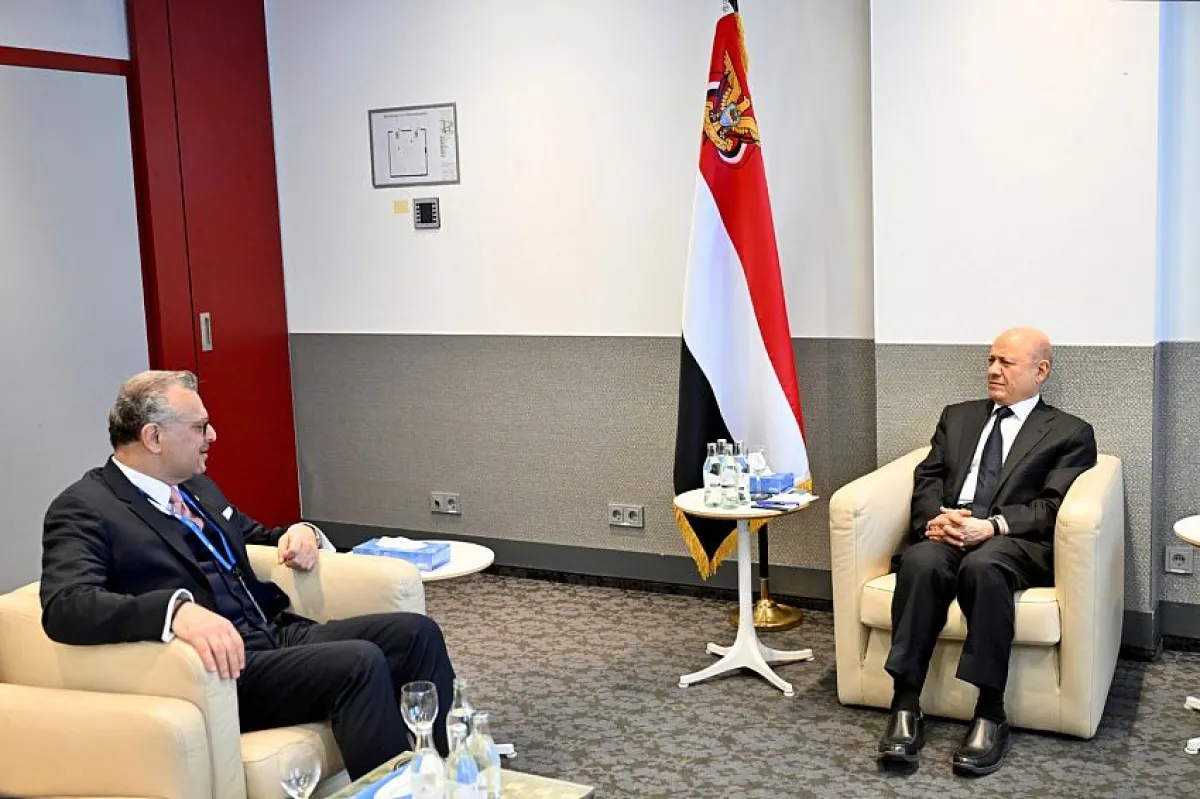 العليمي يلتقي مستشار الرئيس الأمريكي في ميونيخ لبحث دعم استقرار اليمن