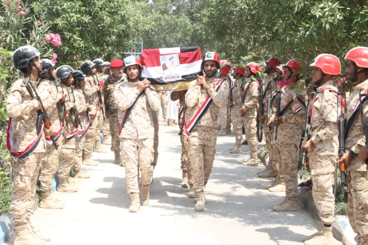 المقاومة الوطنية تودع العقيد الشهيد عارف القفاز في المخا (صور)