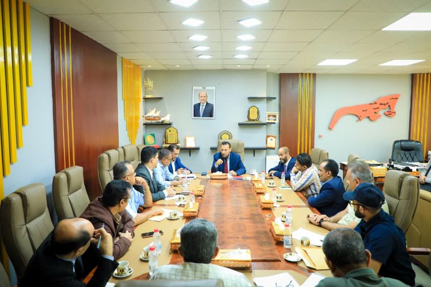 اجتماع موسع في عدن يناقش أوضاع المديريات وتحديات الخدمات الأساسية