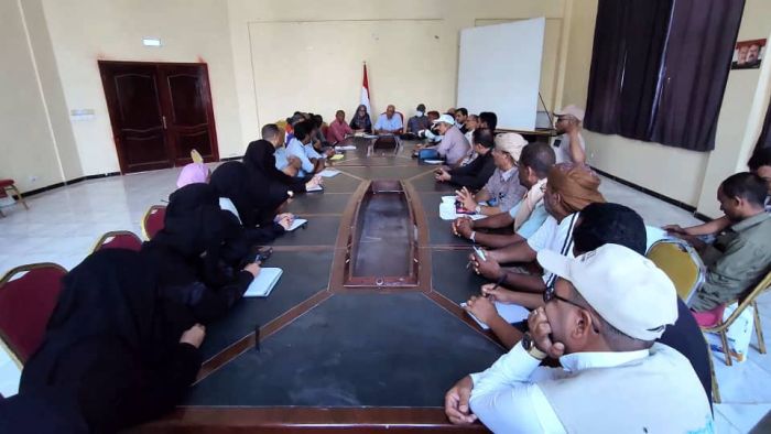 السلطة المحلية في المخا تتبنى استراتيجية جديدة للتعاون مع المنظمات الدولية والمحلية لعام 2026