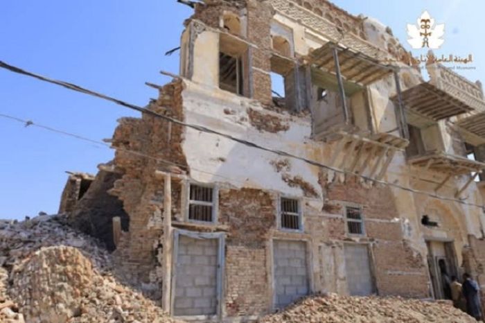 انهيار مبنى حكومي تاريخي في الحديدة وسط إهمال حوثي يهدد التراث المعماري