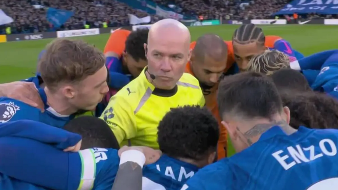 تجمع لاعبي تشيلسي في منتصف الملعب يثير الجدل ويجذب انتباه الحكام