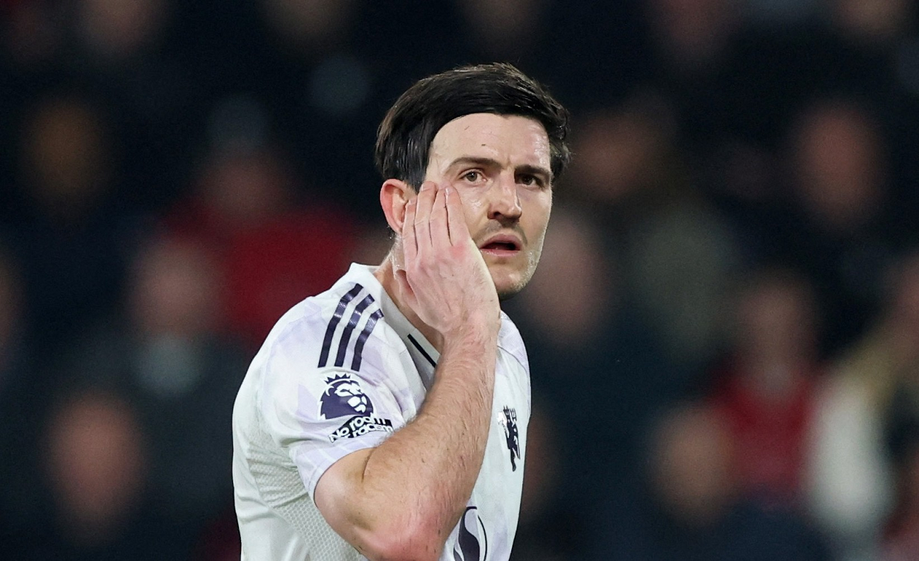 إيقاف ماغواير يحرمه من مواجهة تشلسي ويُربك دفاع مانشستر يونايتد