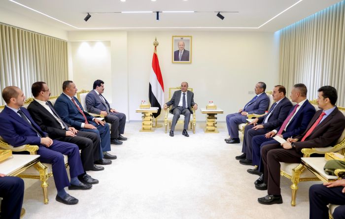 رئيس الوزراء يستقبل وفدًا من المكتب السياسي للمقاومة الوطنية ويثمن موقفهم في مواجهة المشروع الإيراني