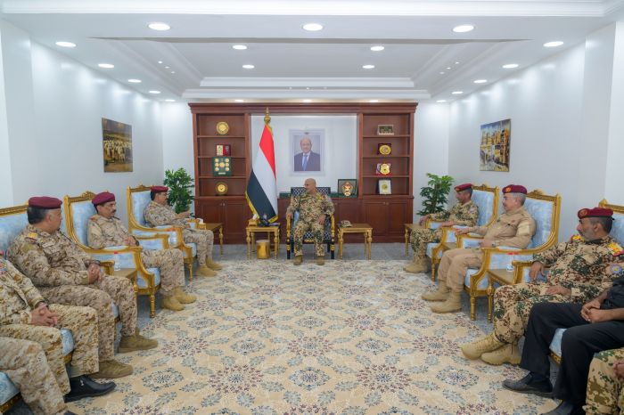 طارق صالح يبحث مع وزير الدفاع تعزيز الجاهزية في الساحل الغربي لمواجهة المشروع الإيراني