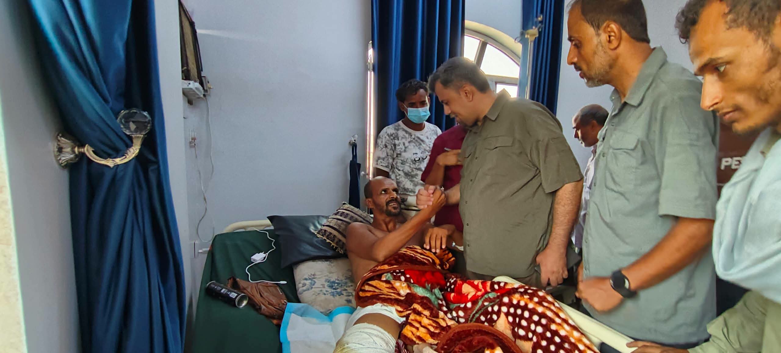 مدير الخدمات الطبية للمقاومة الوطنية يتفقد جرحى القوات المسلحة في عدن