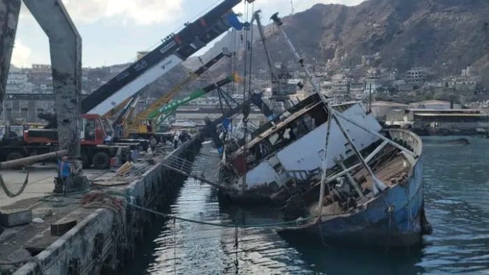 عدن.. انتشال أكبر سفينة غارقة بميناء الاصطياد السمكي