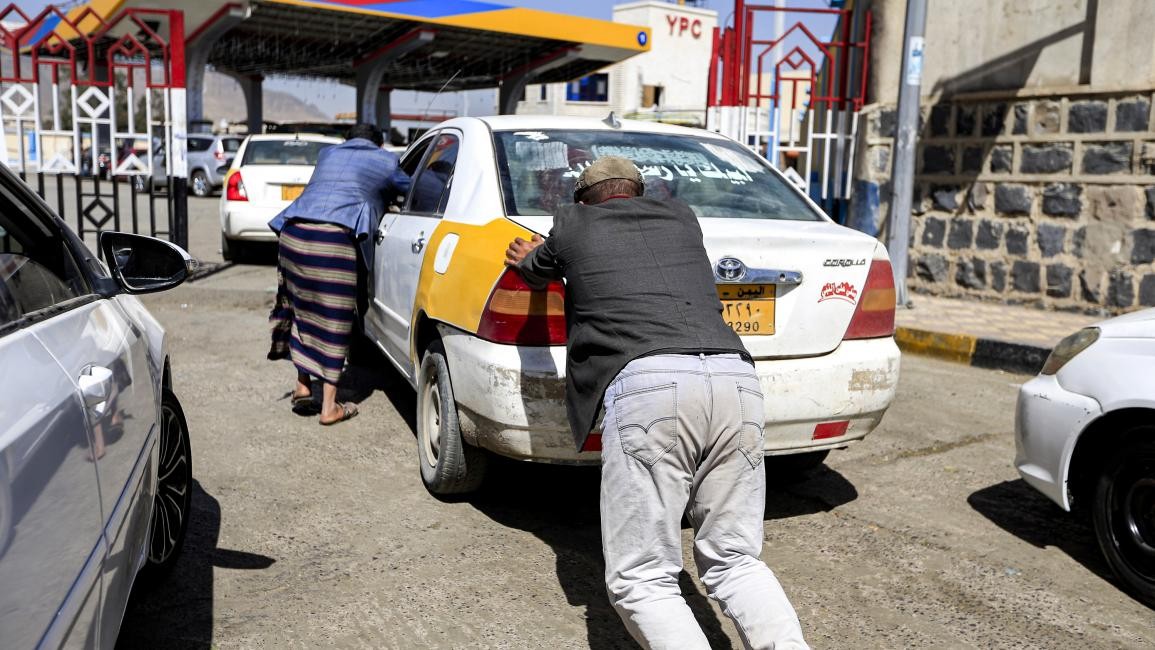 إب.. مواطنون يشكون من بنزين مغشوش يتسبب في أعطال مفاجئة للمركبات