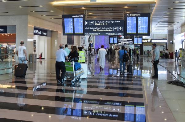 توقف مفاجئ لتأشيرات الترانزيت عبر سلطنة عُمان يُعطل حركة المسافرين اليمنيين