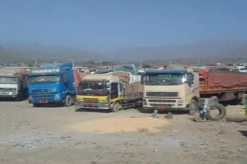 مليشيا الحوثي تعرقل حركة الشاحنات والمواطنين في المنفذ الشرقي لتعز