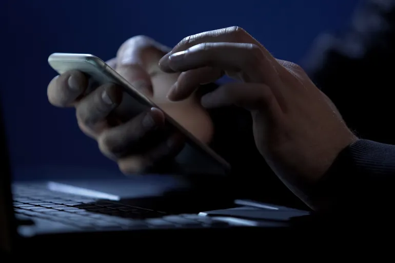 الجزائر.. تفكيك 32 شبكة احتيال إلكتروني واعتقال 197 مشتبهاً