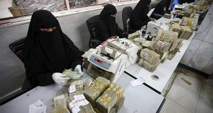 إرباك وتخريب متعمّد.. مليشيا الحوثي تحرّض البنوك على الاحتجاجات في المناطق المحررة