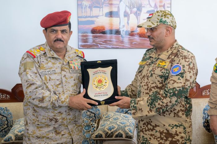 قيادة وزارة الدفاع تكرم طارق صالح بدرع الوزارة تقديرًا لدوره الوطني