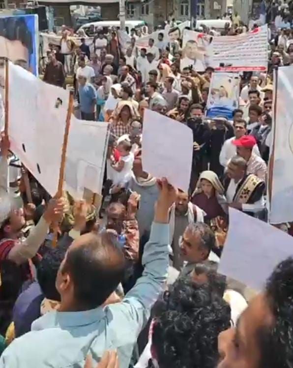 مئات الناشطين وأسر الضحايا يعتصمون في تعز مطالبين بالعدالة لاغتيال المشهري