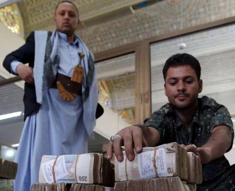 الحوثيون يوسّعون حربهم الاقتصادية بتجميد الحسابات المصرفية
