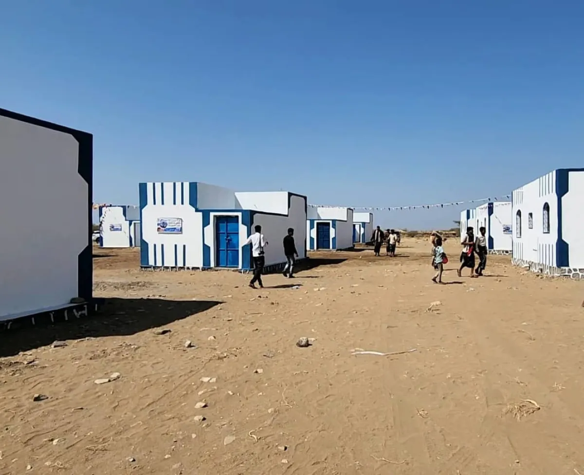 محمود وورق يتفقدان مشروع قرية سكنية جديدة لإيواء الأسر المتضررة بالمخا