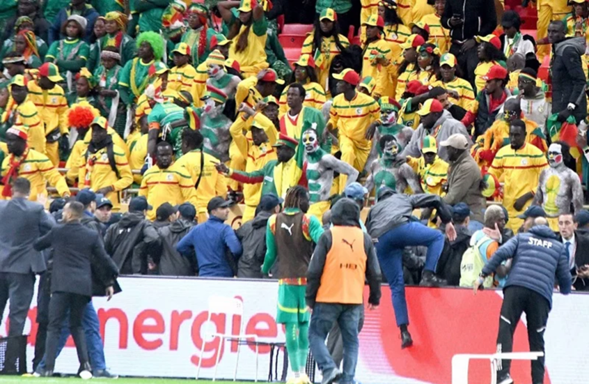 إطلاق سراح ثلاثة مشجعين سنغاليين بعد عقوبة عنف في نهائي كأس إفريقيا