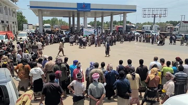 سائقو النقل الثقيل يواصلون اعتصامهم بالحديدة رفضا لممارسات مليشيات الحوثي