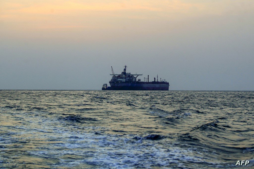 مقتل بحار فلبيني وإصابة سريلانكي  بهجمات حوثية على سفينتين تجاريتين في البحر الأحمر