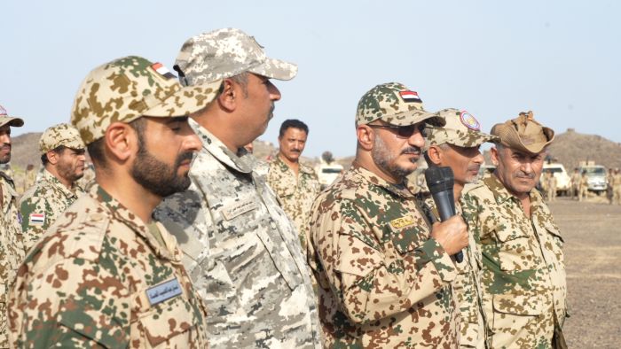طارق صالح يعايد المرابطين في محور البرح ويتفقد جاهزية اللواء التاسع حراس الجمهورية
