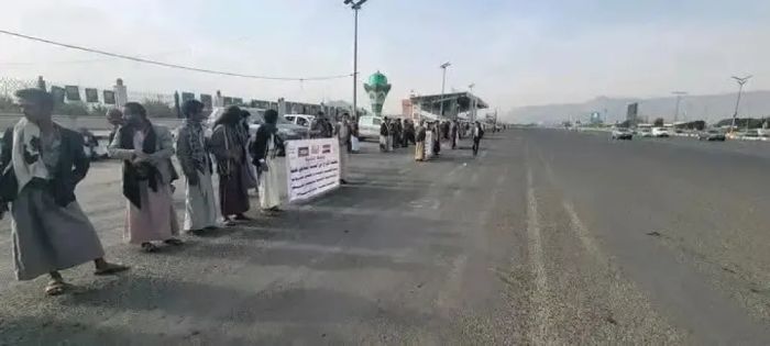 وقفة احتجاجية لقبائل آل سالم في ميدان السبعين ضد اعتقالات الحوثيين التعسفية