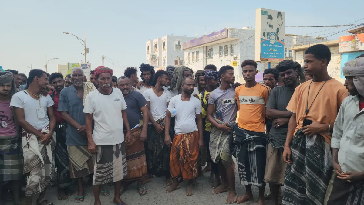 محتجون في ميناء المخا.. استهداف الحوثيين يهدد الاقتصاد ويعطل الحياة اليومية