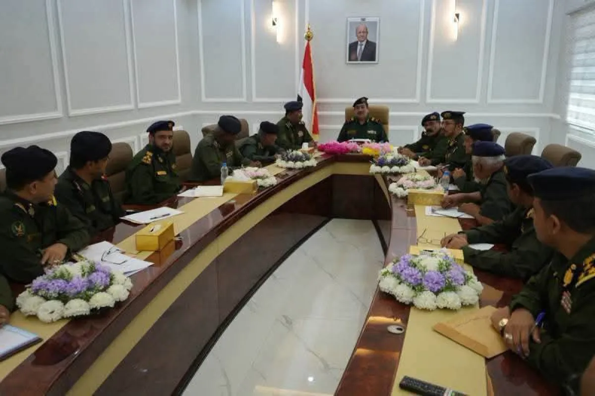 وزير الداخلية يشدد على توحيد الجهود العسكرية والأمنية وملاحقة الخلايا الحوثية دعمًا لمعركة «فجر اليمن» واستعادة الدولة