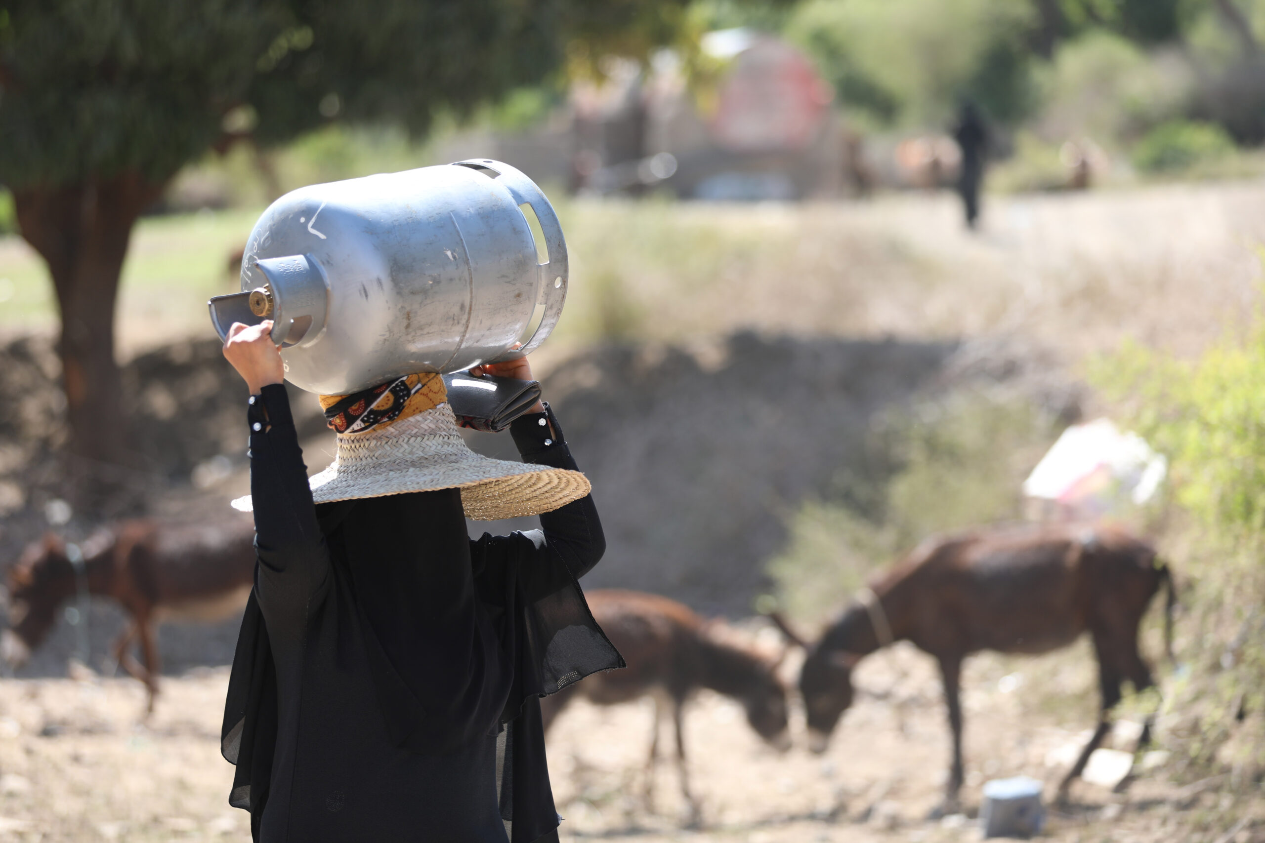 مليشيا الحوثي تصعّد حصار تعز وتمنع تعبئة أسطوانات الغاز ونقلها إلى المدينة