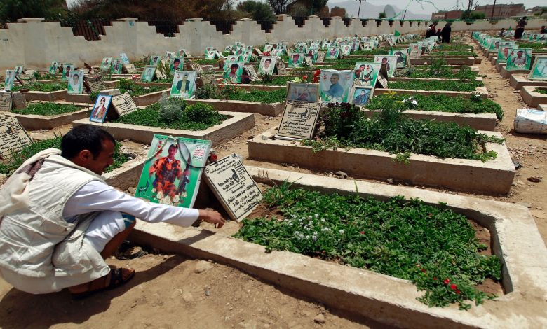 ارتفاع حصيلة القتلى: 42 ضابطًا من الحوثيين شُيّعوا منذ بداية الشهر