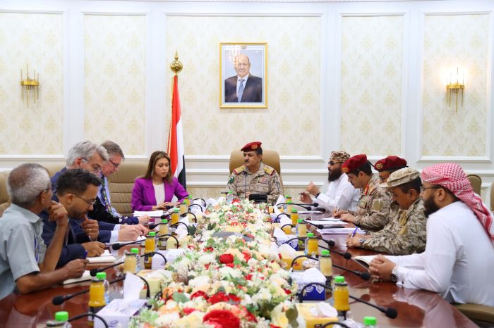 وزير الدفاع يلتقي في عدن المستشار العسكري للمبعوث الأممي 